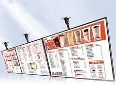 ¿Qué materiales son ideales para kits de soportes para menú digital?